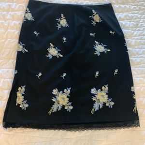 Karen Kane floral embroidered pencil skirt. Size 6, Black.